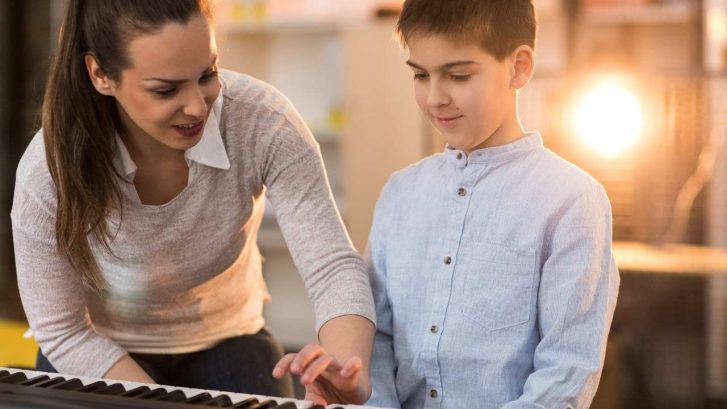 best way to learn to play the piano