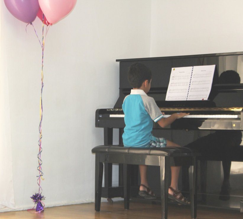 A student at the piano at the Jumeirah centre
